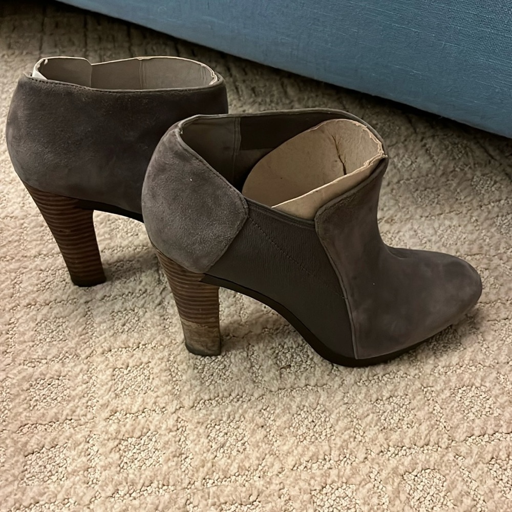 Tsubo light gray suede ankle boots size 8